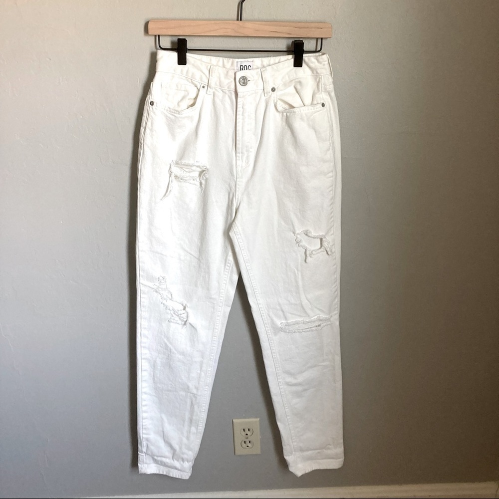 Urban Outfitters White Mom Jeans Size 26 - Picture 1 of 7